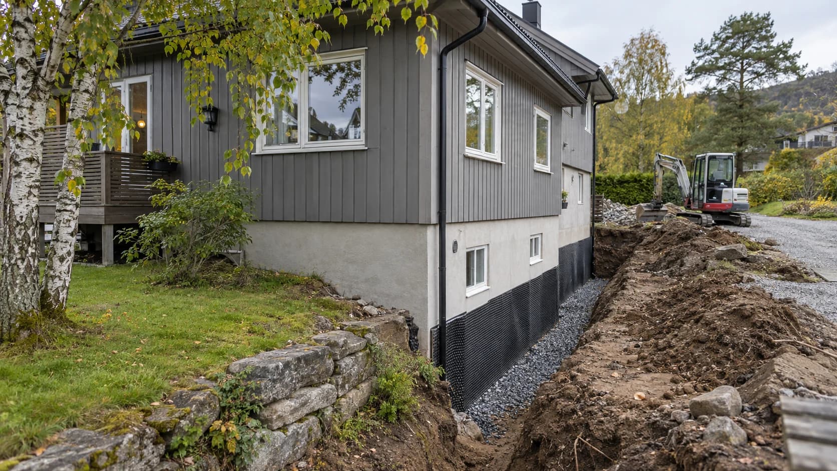 KI-generert motiv av dreneringsarbeid ved et norsk trehus, med åpen grøft og liten gravemaskin.